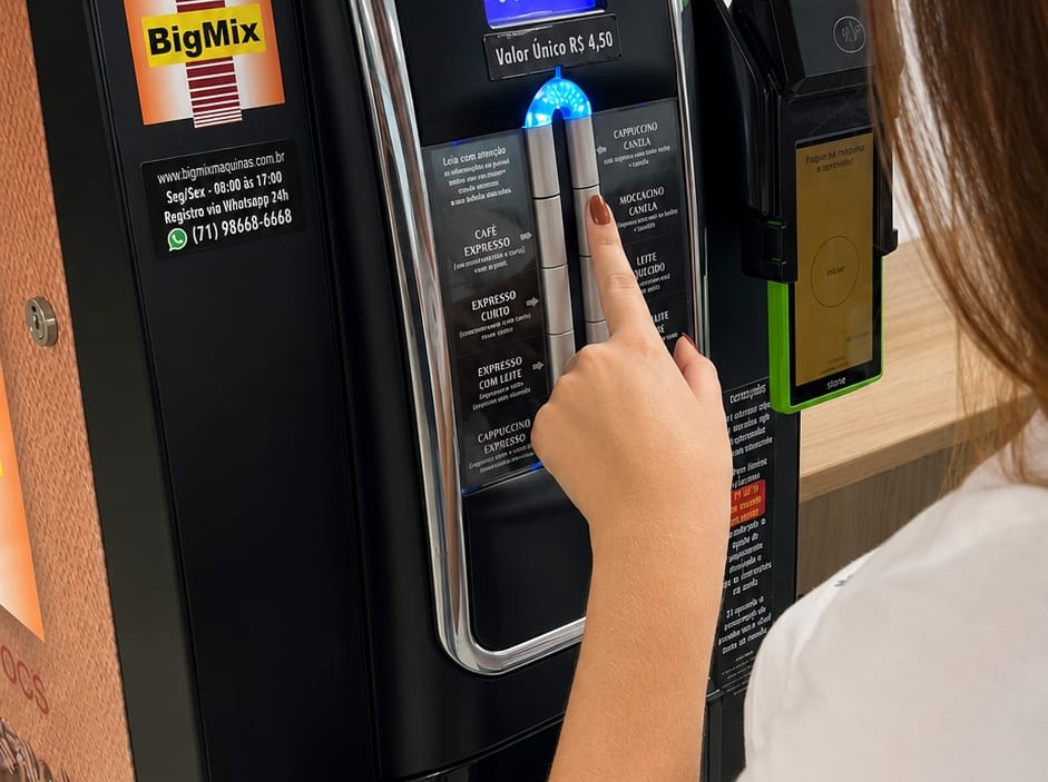 Paciente selecionando uma bebida na máquina de café BigMix em uma clínica