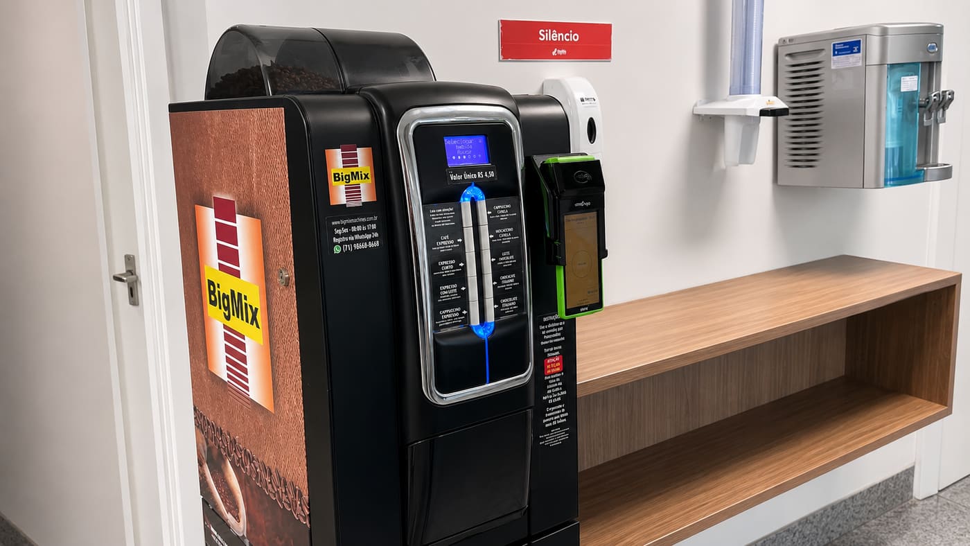 Detalhe de máquina de café BigMix em ambiente industrial