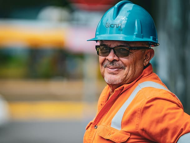 Colaborador de indústria em turno de trabalho, atendido pelas máquinas BigMix
